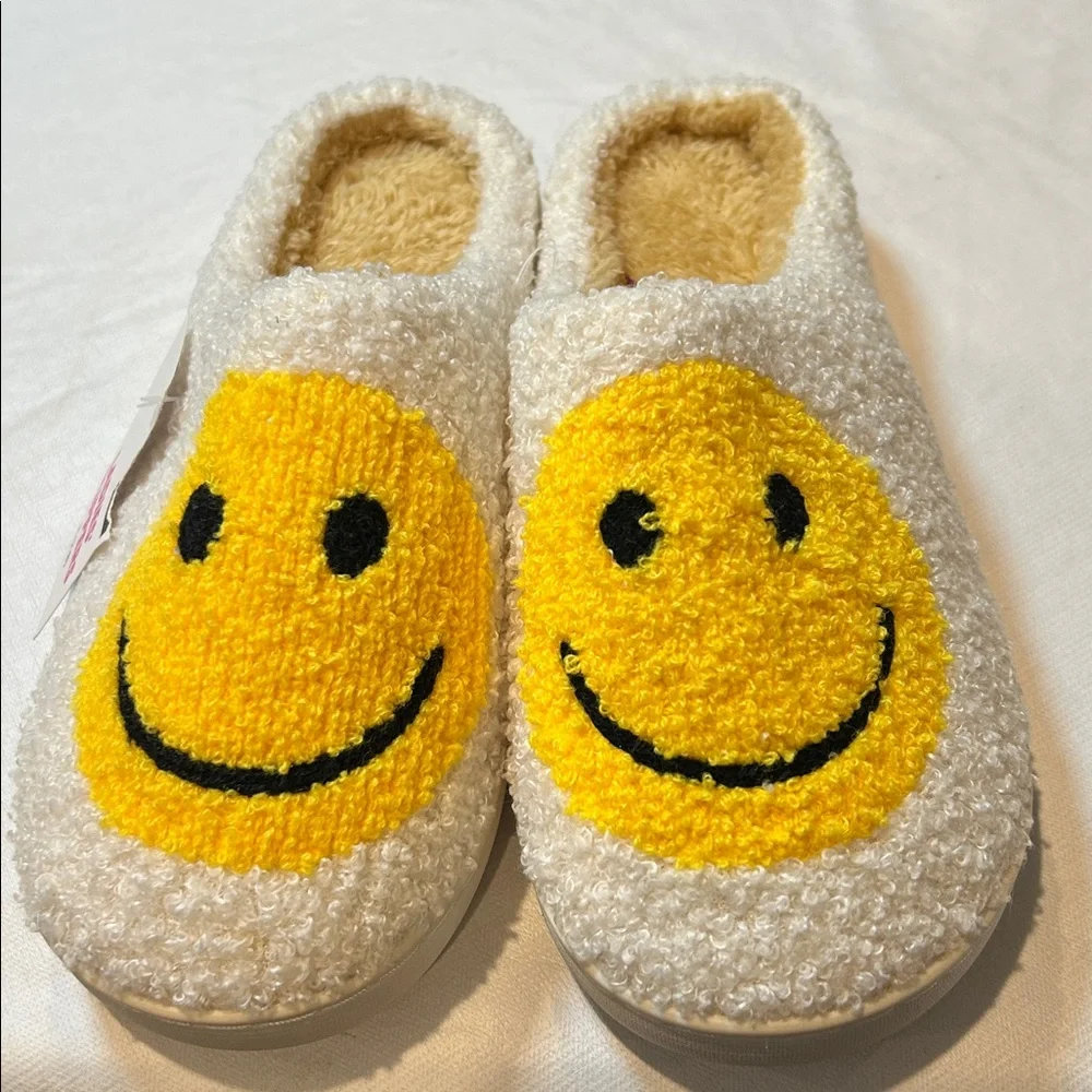 Smiley Face Slippers Size Medium Yellow and White New - Picture 6 of 6